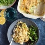 Un plato de pasta con pollo y brócoli al horno.