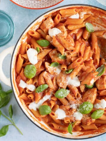 Chicken penne arrabbiata in a pan.