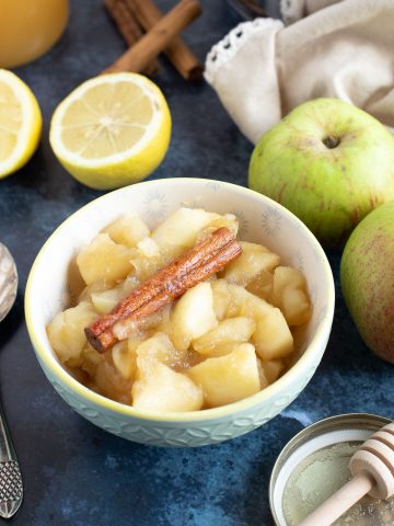 A bowl of stewed apples .