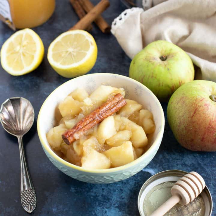 A bowl of stewed apples .