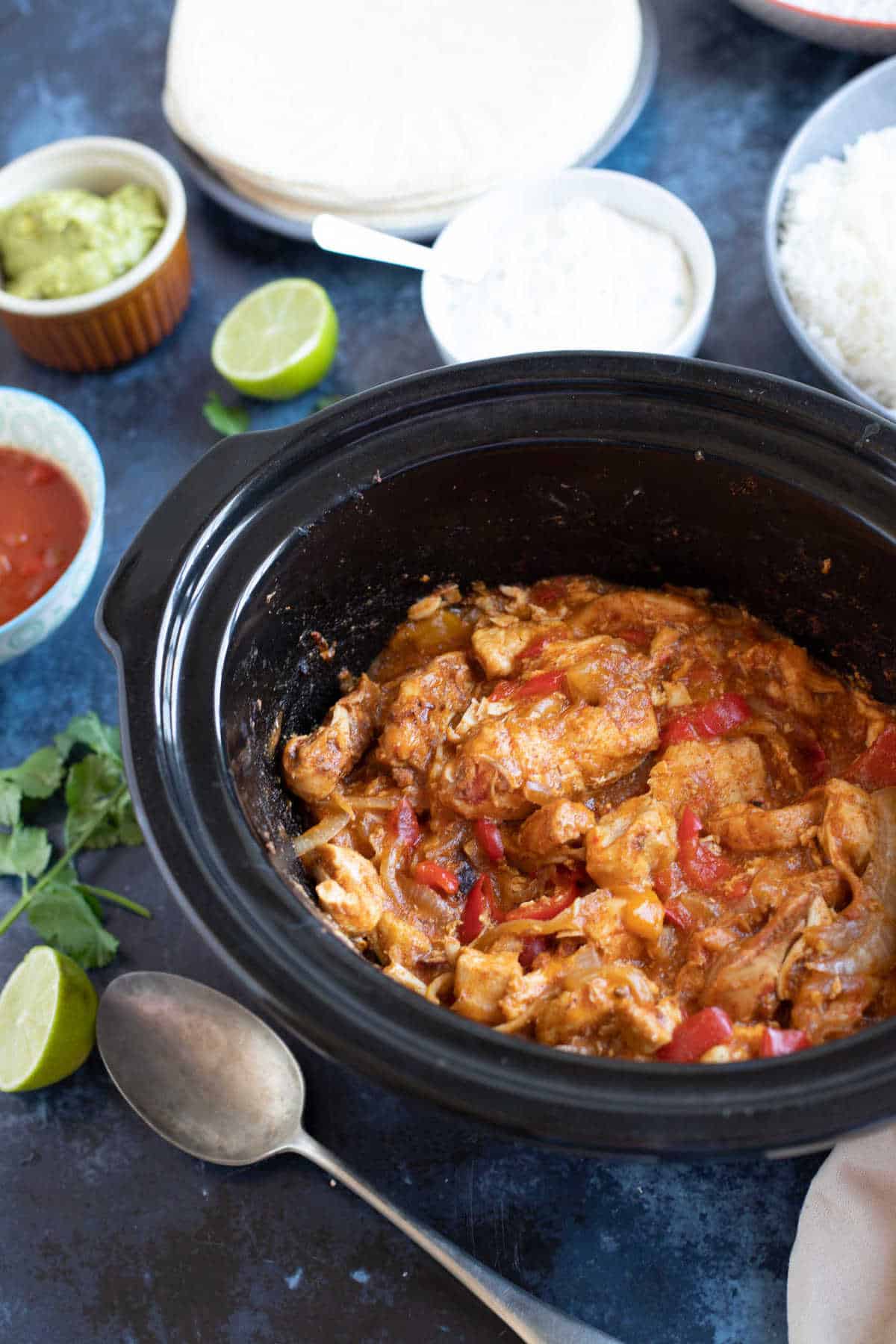 Slow cooker chicken fajitas in a slow cooker.