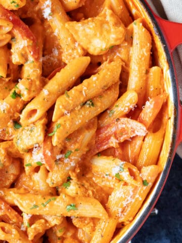 A pan of Cajun chicken pasta.