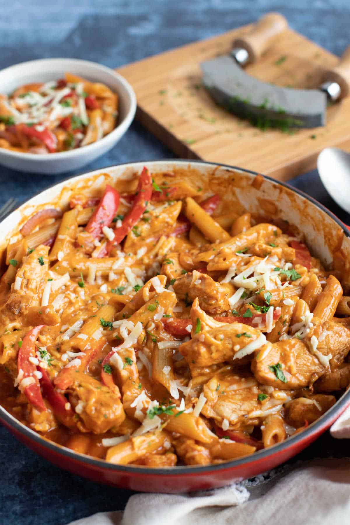 A pan of bbq chicken pasta.