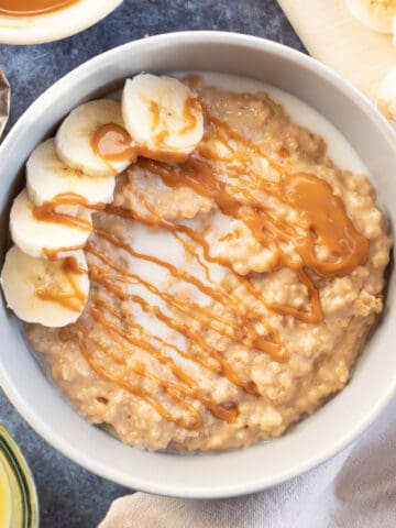 Biscoff porridge topped with banana slices.