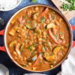 Courgette curry in a red pan.