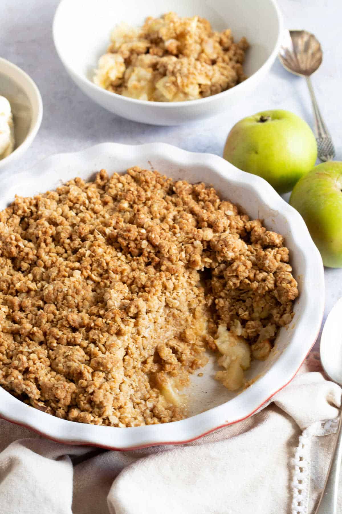 Cinnamon apple crumble in a pie dish.