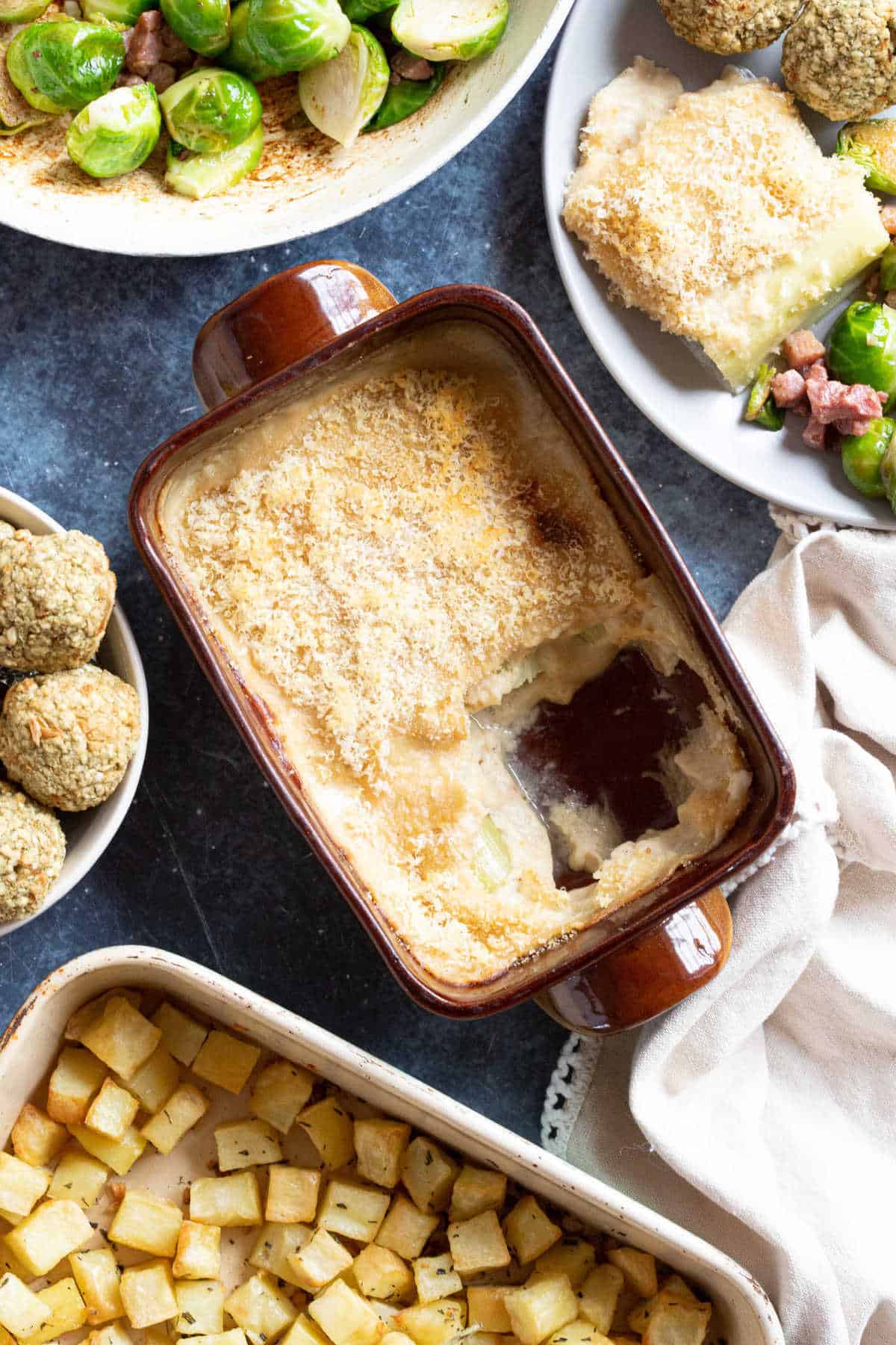 Cheesy leeks in a baking dish.