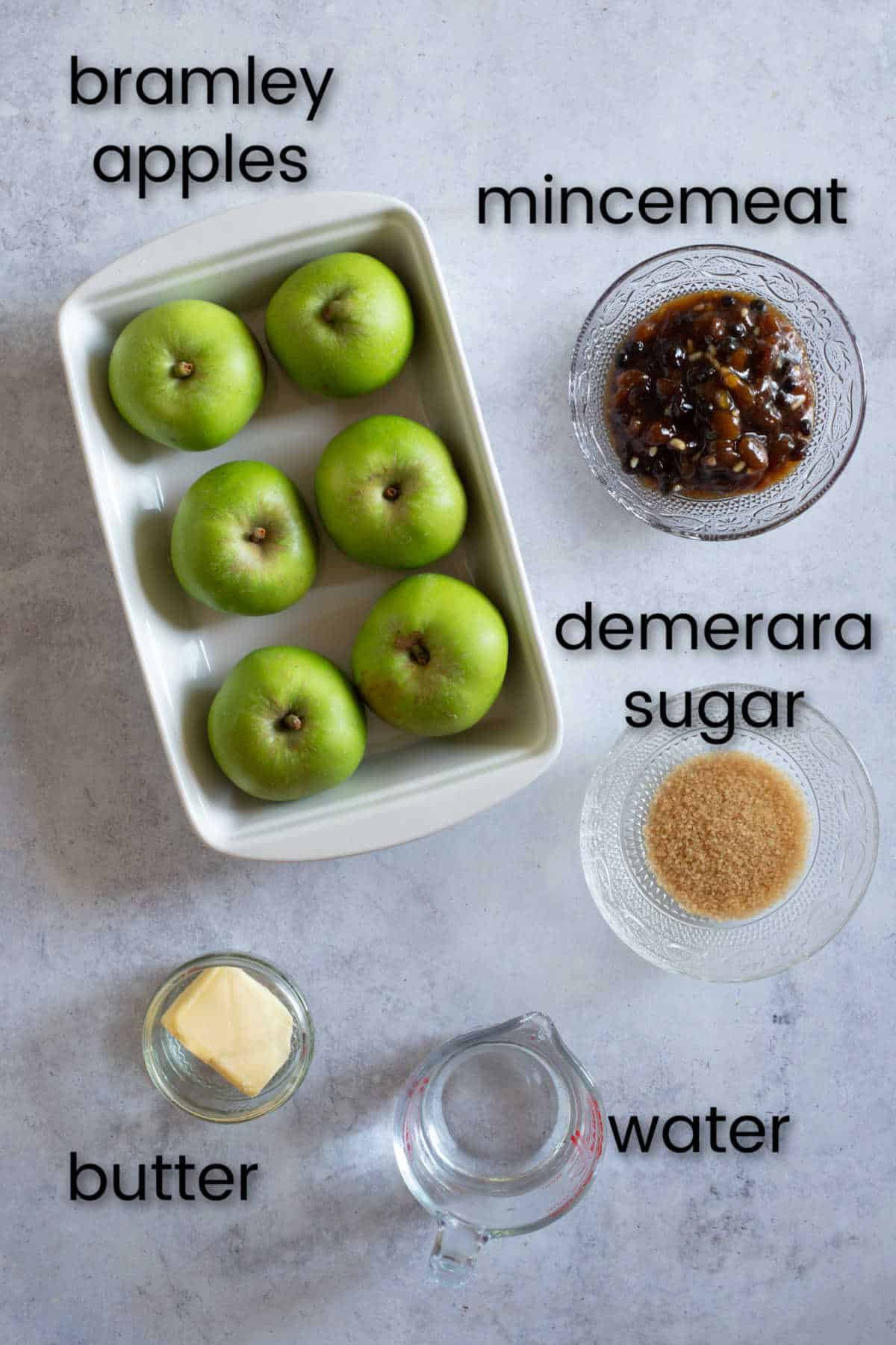 Ingredients for baked apples with mincemeat.