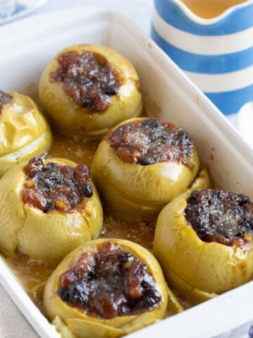 Baked apples with mincemeat in a baking dish.
