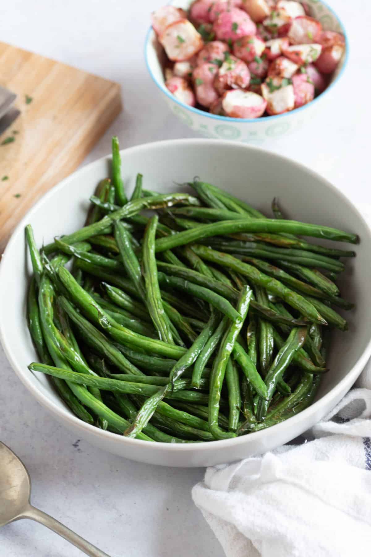 A bowl of green beans with sea salt