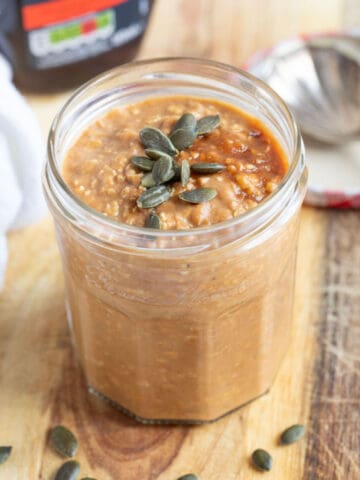 Pumpkin pie overnight pats in a glass jar.