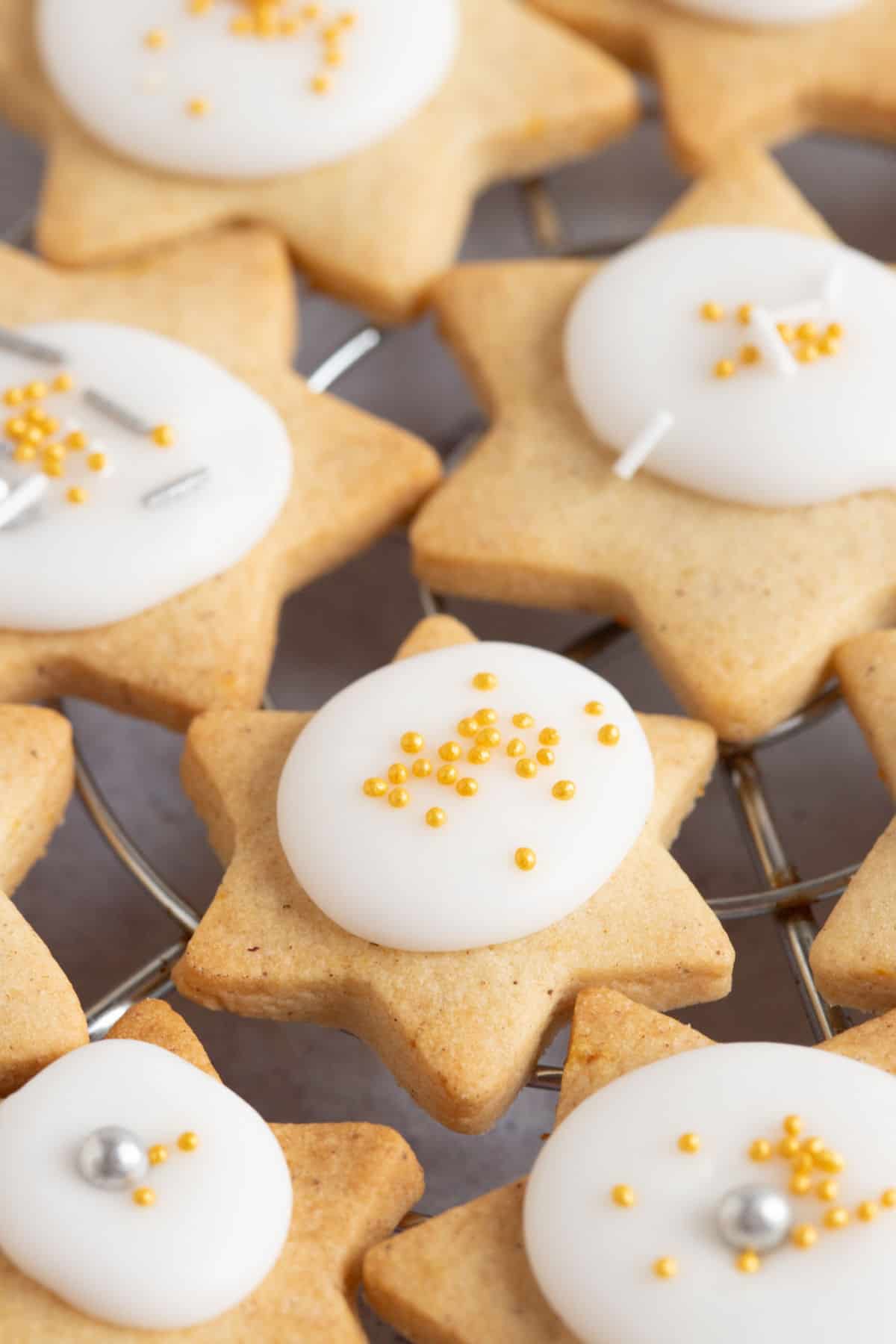 Spiced Christmas biscuits on a wire rack.