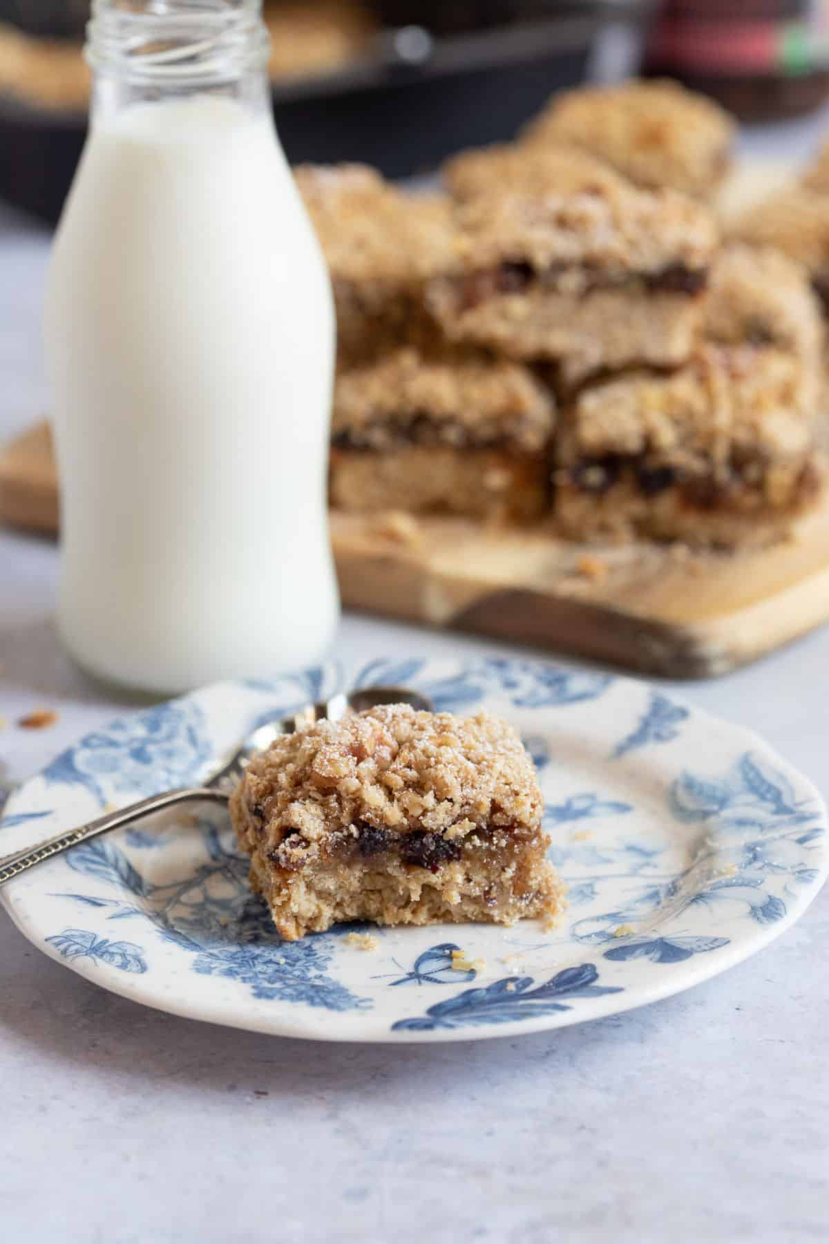 Mincemeat crumble slice on a blue and white plate.