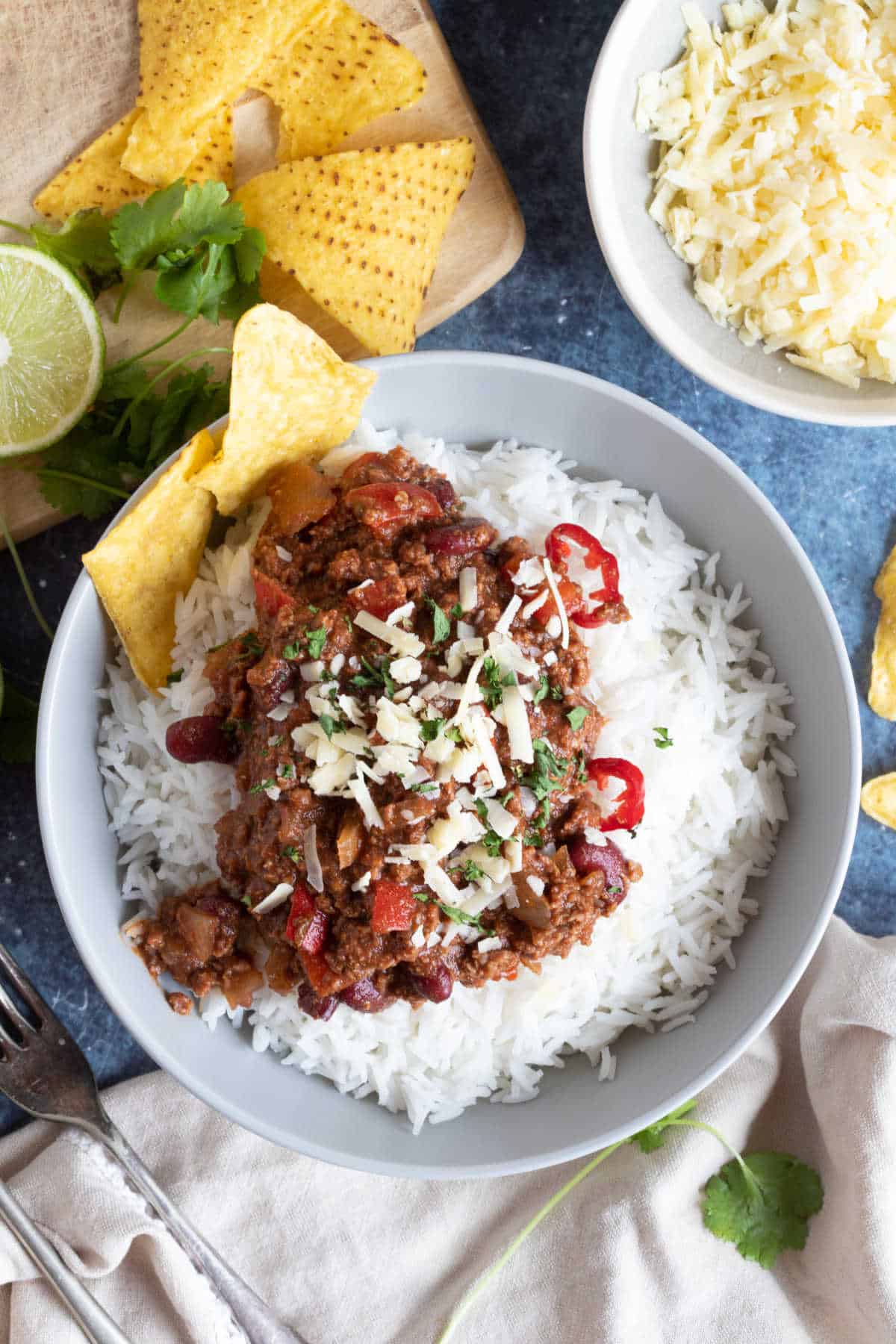 Chilli with rice and tortilla chips.