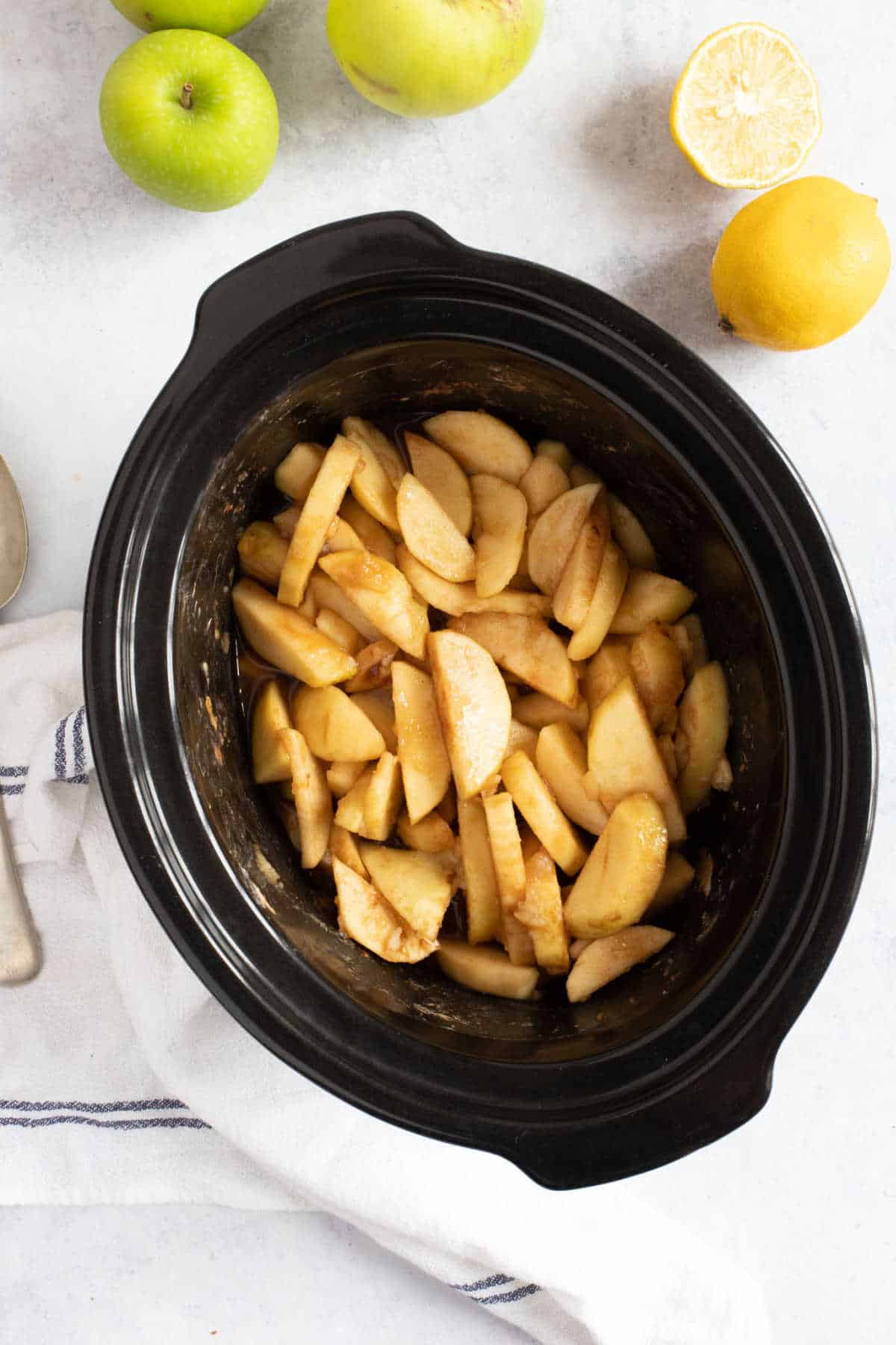 Sliced apples in a slow cooker.