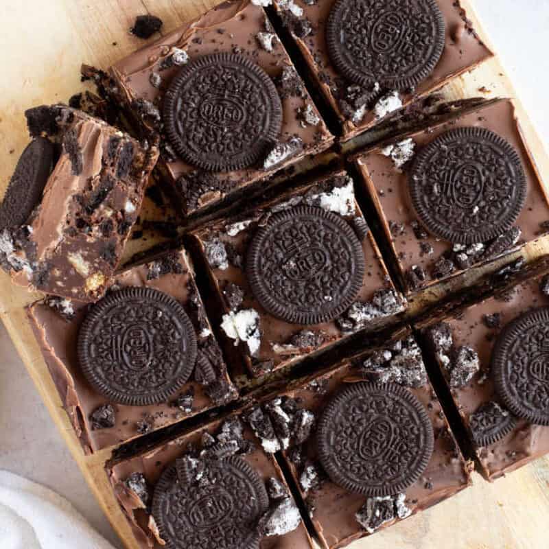 Cut bars of Oreo tiffin.